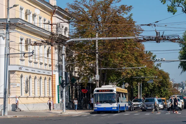 Chisinau Moldova Září2021 Trolejbus Bkm 321 3841 Koni Cestujícími Ulicích — Stock fotografie