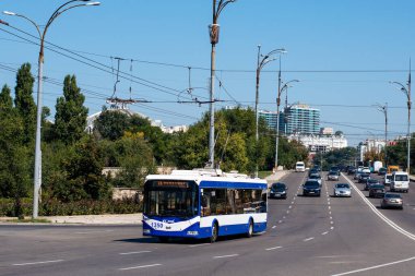CHISINAU, MOLDOVA - 13 Eylül 2021. Trolleybus RTEC 62321 (BKM) # 1350 Chisinau sokaklarında yolcularla birlikte.