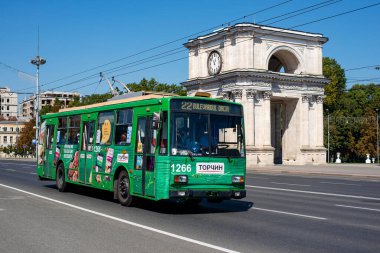 CHISINAU, MOLDOVA - 13 Eylül 2021. Trolleybus Skoda 14Tr # 1266 Chisinau sokaklarında yolcularla at sürüyor..