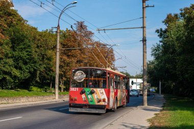 CHISINAU, MOLDOVA - 14 Eylül 2021. Trolleybus Skoda 14Tr # 3821 Chisinau sokaklarında yolcularla birlikte.
