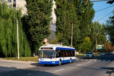 CHISINAU, MOLDOVA - 14 Eylül 2021. Trolleybus BKM 321 # 3848 Chisinau sokaklarında yolcularla birlikte.