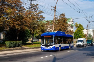 CHISINAU, MOLDOVA - 14 Eylül 2021. Trolleybus RTEC 62321 (BKM) # 3945 Chisinau sokaklarında yolcularla birlikte.