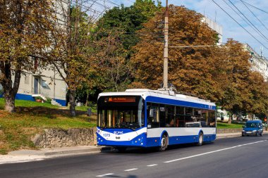 CHISINAU, MOLDOVA - 14 Eylül 2021. Trolleybus RTEC 62321 (BKM) # 1375 Chisinau sokaklarında yolcularla birlikte.