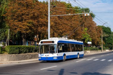 CHISINAU, MOLDOVA - 14 Eylül 2021. Trolleybus RTEC 62321 (BKM) # 3887 Chisinau sokaklarında yolcularla birlikte.