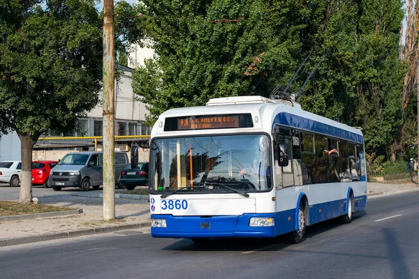 CHISINAU, MOLDOVA - 14 Eylül 2021. Trolleybus BKM 321 # 3860 Chisinau sokaklarında yolcularla birlikte.