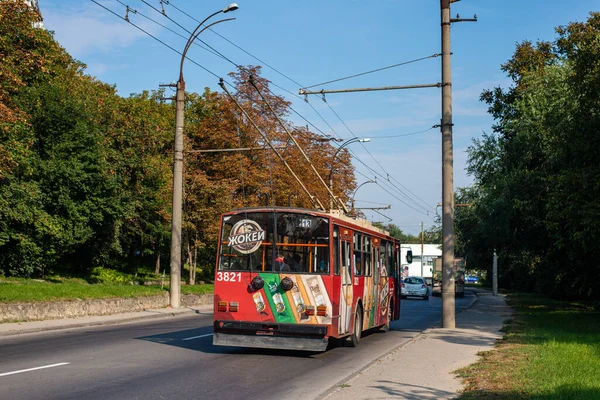 Кишинев Сентября Троллейбус Skoda 14Tr 3821 Пассажирами Улицах Кишинева — стоковое фото