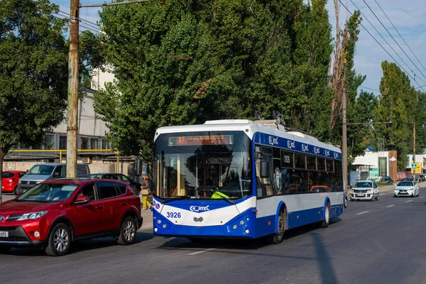 CHISINAU, MOLDOVA - 14 Eylül 2021. Trolleybus RTEC 62321 (BKM) # 3926 Chisinau sokaklarında yolcularla birlikte.