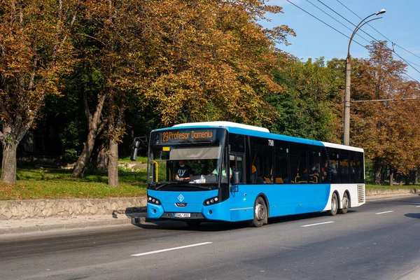 CHISINAU, MOLDOVA - 14 Eylül 2021. Otobüs VDL Citea XLE-145 # 798 Chisinau sokaklarında yolcularla yolculuk ediyor..