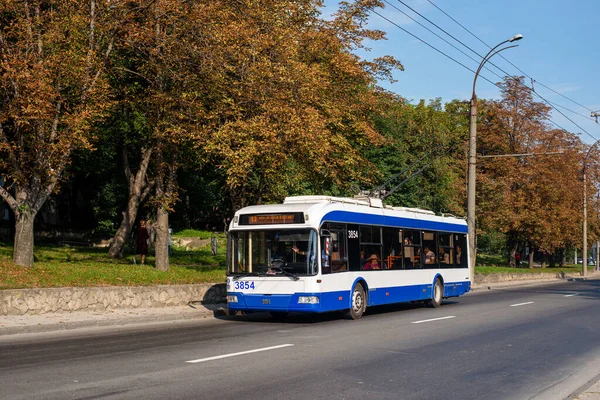 CHISINAU, MOLDOVA - 14 Eylül 2021. Trolleybus BKM 321 # 3854 Chisinau sokaklarında yolcularla birlikte.