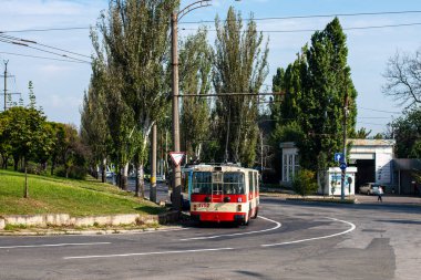 CHISINAU, MOLDOVA - 14 Eylül 2021. Trolleybus ZiU-682 # 3792 Chisinau sokaklarında yolcularla birlikte.