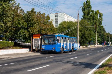 CHISINAU, MOLDOVA - 14 Eylül 2021. Trolleybus Skoda 14Tr # 3815 Chisinau sokaklarında yolcularla birlikte.