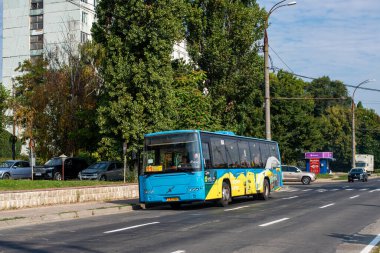 CHISINAU, MOLDOVA - 14 Eylül 2021. Volvo 8700LE # 864 numaralı otobüs Chisinau sokaklarında yolcularla yolculuk ediyor..