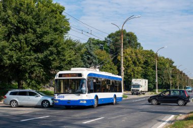 CHISINAU, MOLDOVA - 14 Eylül 2021. Trolleybus BKM 321 # 3859 Chisinau sokaklarında yolcularla birlikte.