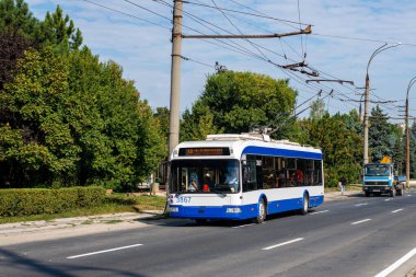 CHISINAU, MOLDOVA - 14 Eylül 2021. Trolleybus RTEC 62321 (BKM) # 3867 Chisinau sokaklarında yolcularla birlikte.