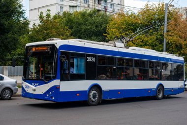 CHISINAU, MOLDOVA - 14 Eylül 2021. Trolleybus BKM 321 # 3920 Chisinau sokaklarında yolcularla birlikte.
