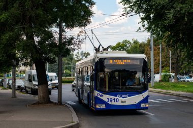 CHISINAU, MOLDOVA - 14 Eylül 2021. Trolleybus RTEC 62321 (BKM) # 3910 Chisinau sokaklarında yolcularla birlikte.