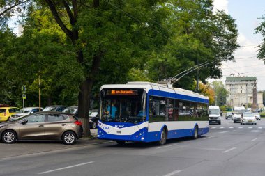 CHISINAU, MOLDOVA - 14 Eylül 2021. Trolleybus RTEC 62321 (BKM) # 1364 Chisinau sokaklarında yolcularla birlikte.