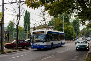 CHISINAU, MOLDOVA - 14 Eylül 2021. Trolleybus RTEC 62321 (BKM) # 2402 Chisinau sokaklarında yolcularla birlikte.