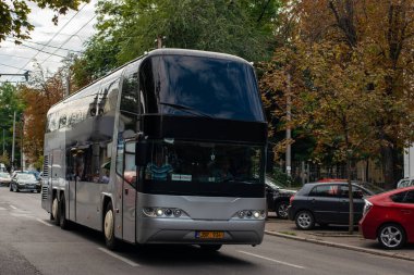 CHISINAU, MOLDOVA - 14 Eylül 2021. Neoplan N1122 otobüsü Chisinau sokaklarında yolcularla yolculuk ediyor..