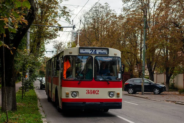 Chisinau Moldova 2021年9月14日 Trolleybus Ziu 682 3802与乘客在基希讷乌街道上骑马 — 图库照片