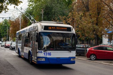 CHISINAU, MOLDOVA - 14 Eylül 2021. Trolleybus BKM 321 # 1316 Chisinau sokaklarında yolcularla birlikte.