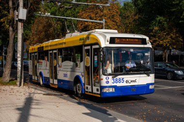 CHISINAU, MOLDOVA - 14 Eylül 2021. Trolleybus RTEC 62321 (BKM) # 3885 Chisinau sokaklarında yolcularla birlikte.