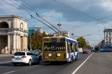 CHISINAU, MOLDOVA - 14 Eylül 2021. Trolleybus RTEC 62321 (BKM) # 2190 Chisinau sokaklarında yolcularla birlikte.