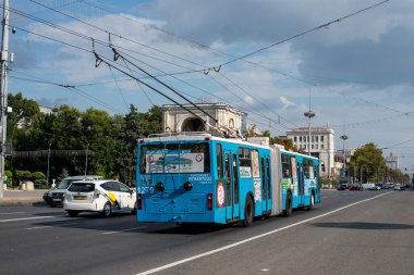 CHISINAU, MOLDOVA - 14 Eylül 2021. Trolleybus BKM 213 # 1279 Chisinau sokaklarında yolcularla at sürüyor.