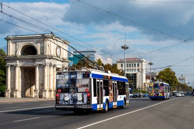 CHISINAU, MOLDOVA - 14 Eylül 2021. Trolleybuses BKM 321 # 2186 ve RTEC 62321 (BKM) # 2199 Chisinau sokaklarında yolcularla birlikte.