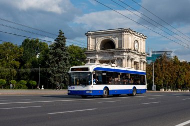 CHISINAU, MOLDOVA - 14 Eylül 2021. Trolleybus RTEC 62321 (BKM) # 2400 Chisinau sokaklarında yolcularla birlikte.