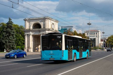 CHISINAU, MOLDOVA - 14 Eylül 2021. Anadolu otobüsü Isuzu Citiport 12 # 797, Chisinau sokaklarında yolcularla birlikte..