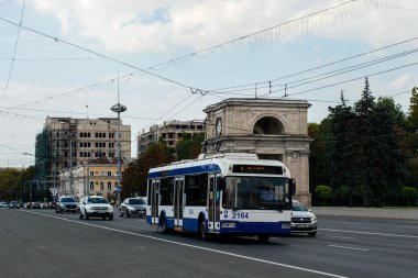 CHISINAU, MOLDOVA - 14 Eylül 2021. Trolleybus BKM 321 # 2164 Chisinau sokaklarında yolcularla birlikte.