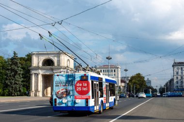CHISINAU, MOLDOVA - 14 Eylül 2021. Trolleybus RTEC 62321 (BKM) # 2194 Chisinau sokaklarında yolcularla birlikte.