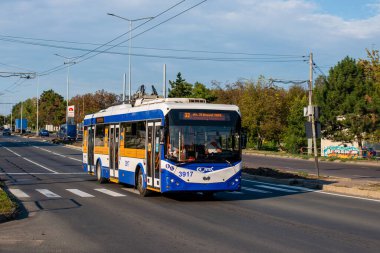 CHISINAU, MOLDOVA - 14 Eylül 2021. Trolleybus RTEC 62321 (BKM) # 3917 Chisinau sokaklarında yolcularla birlikte.