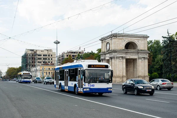 CHISINAU, MOLDOVA - 14 Eylül 2021. Trolleybus RTEC 62321 (BKM) # 1340 ve 1322 Chisinau sokaklarında yolcularla birlikte.