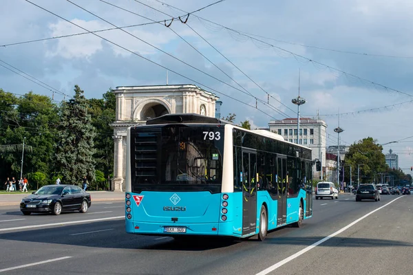 CHISINAU, MOLDOVA - 14 Eylül 2021. Anadolu otobüsü Isuzu Vatandaş Limanı 12 # 793 Chisinau sokaklarında yolcularla yolculuk ediyor..
