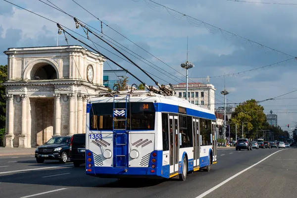 CHISINAU, MOLDOVA - 14 Eylül 2021. Trolleybus RTEC 62321 (BKM) # 1353 Chisinau sokaklarında yolcularla birlikte.