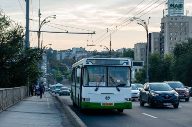 CHISINAU, MOLDOVA - 14 Eylül 2021. Otobüs LiAZ-5256 # 047 Chisinau sokaklarında yolcularla birlikte..