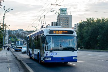 CHISINAU, MOLDOVA - 14 Eylül 2021. Trolleybus BKM 321 # 3831 Chisinau sokaklarında yolcularla birlikte.