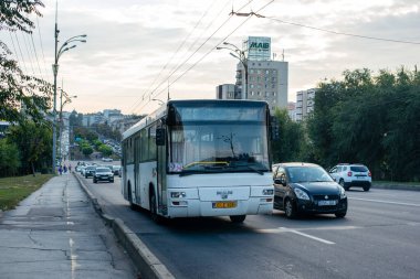 CHISINAU, MOLDOVA - 14 Eylül 2021. Otobüs A74 # 096 Chisinau sokaklarında yolcularla birlikte..