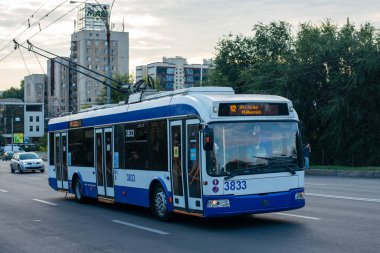 CHISINAU, MOLDOVA - 14 Eylül 2021. Trolleybus BKM 321 # 3833 Chisinau sokaklarında yolcularla birlikte.