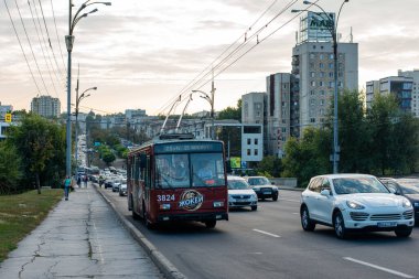 CHISINAU, MOLDOVA - 14 Eylül 2021. Trolleybus Skoda 14Tr # 3824 Chisinau sokaklarında yolcularla birlikte.