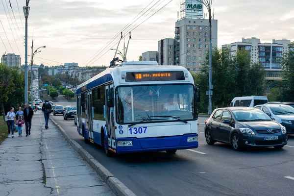 Chisinau Mołdowa Września 2021 Trolleybus Bkm 321 1307 Jazda Pasażerami — Zdjęcie stockowe