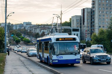CHISINAU, MOLDOVA - 14 Eylül 2021. Trolleybus RTEC 62321 (BKM) # 1325 Chisinau sokaklarında yolcularla birlikte.