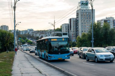 CHISINAU, MOLDOVA - 14 Eylül 2021. Anadolu otobüsü Isuzu Vatandaş Limanı 12 # 659 Chisinau sokaklarında yolcularla yolculuk ediyor..