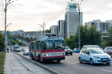 CHISINAU, MOLDOVA - 14 Eylül 2021. Trolleybus ZiU-682 # 3780 Chisinau sokaklarında yolcularla birlikte.