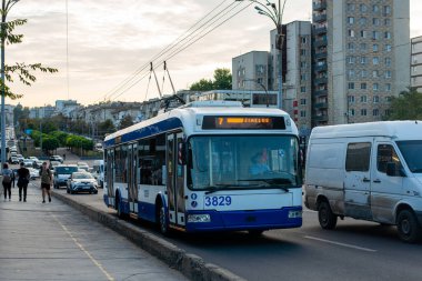 CHISINAU, MOLDOVA - 14 Eylül 2021. Trolleybus BKM 321 # 3829 Chisinau sokaklarında yolcularla birlikte.