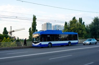 CHISINAU, MOLDOVA - 14 Eylül 2021. Trolleybus RTEC 62321 (BKM) # 3946 Chisinau sokaklarında yolcularla birlikte.