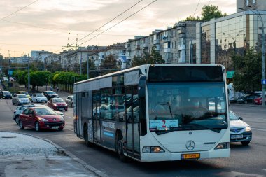 CHISINAU, MOLDOVA - 14 Eylül 2021. Otobüs Mercedes-Benz 0530 # 617 Chisinau sokaklarında yolcularla yolculuk ediyor..