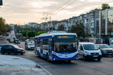 CHISINAU, MOLDOVA - 14 Eylül 2021. Trolleybus RTEC 62321 (BKM) # 1375 Chisinau sokaklarında yolcularla birlikte.